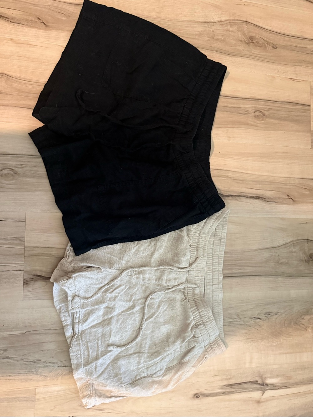 Old Navy Women’s Black and Cream Linen-Blend Shorts - 2 Pack - M
